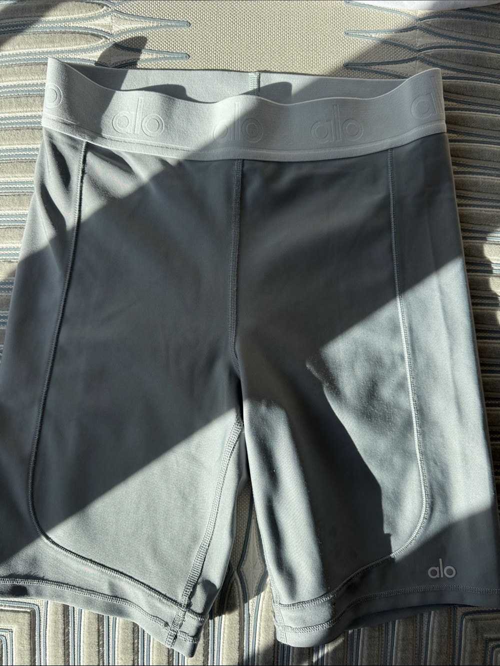 ALO Yoga women’s Light Gray Athletic Bike Shorts